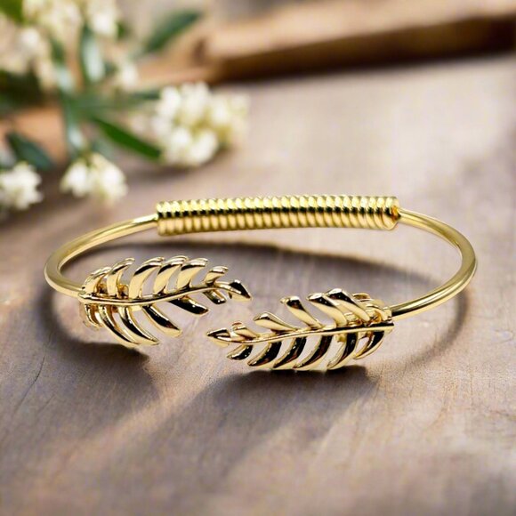 18K Gold Plated Laurel Leaf Bangle Bracelet - Picture 1 of 6